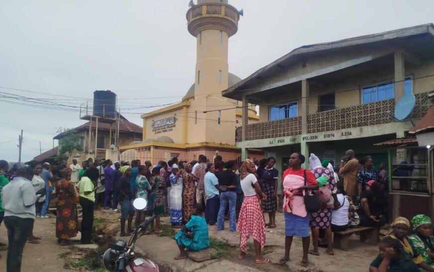 Osun Decides: Massive Turnout At Aregbesola’s Polling Unit In Ilesa